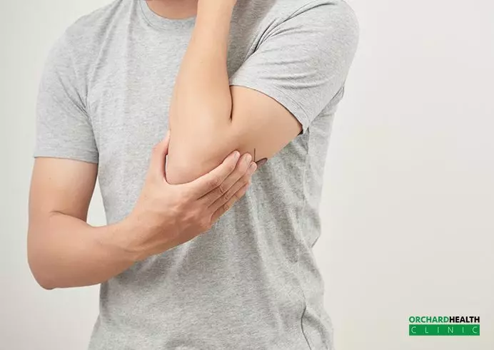 A Person Suffering from Tennis Elbow | Tennis elbow treatment Singapore